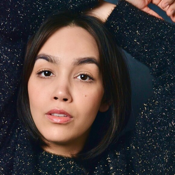 Shopper ISO Timeless & Comfortable - Picture 3 of 3